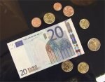 Euro včera posílilo proti dolaru