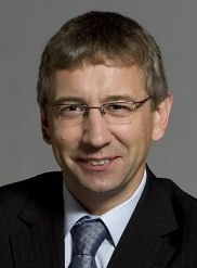 Vláda zváží vyšší platy ústavních činitelů a soudců. Musím respektovat ústavní soud, tvrdí ministr Drábek