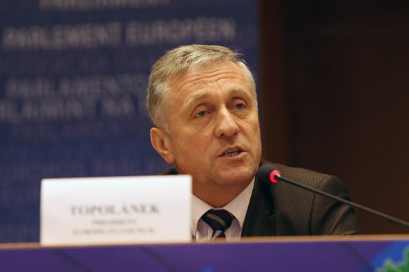 Topolánek při jednání o důvěře vládě: Pokud vláda nepadne, přepracuje zdravotnické zákony, projedná kroky proti krizi