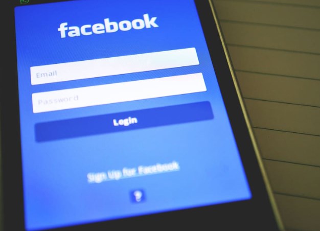 Společnost Facebook podle médií plánuje změnit své jméno, aplikaci by měl název zůstat