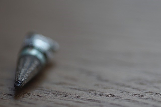 Rozbřesk: Akcie pod “palbou”. Co může změnit Fed a koruna odepsala část zisků