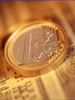 Eurodolar dopoledne klesá spolu s akciemi, korunu může ovlivnit politika