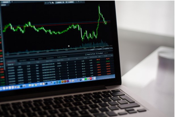 Na tržní náladu dnes doléhají speciální daň, ratingy i data