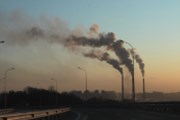 IEA: Růst emisí CO2 letos zbrzdí obnovitelné zdroje a elektromobily