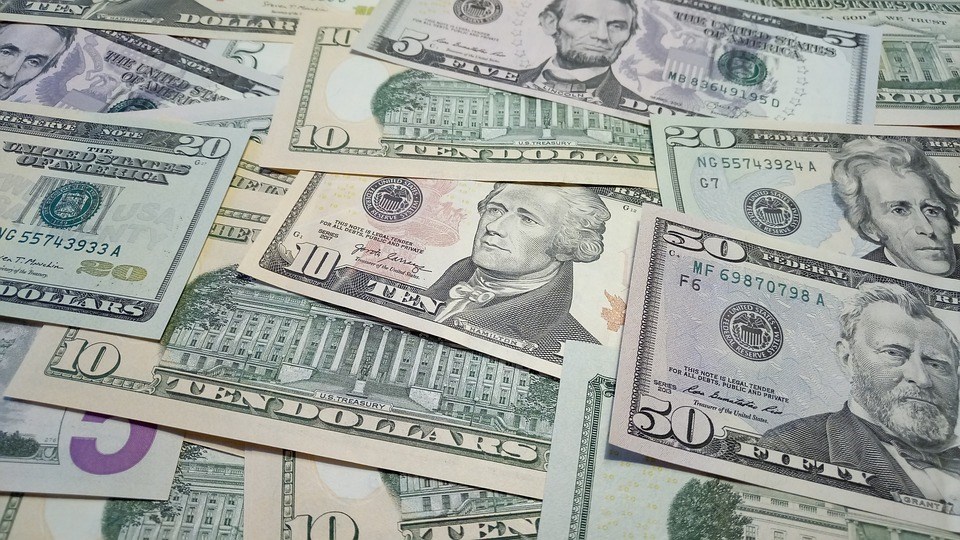 Německo čeká mírnější kontrakci a dolar se obchoduje nejníže od května 2018