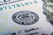 Fed potvrzuje sazby a varuje před hrozbou pro zotavování ekonomiky