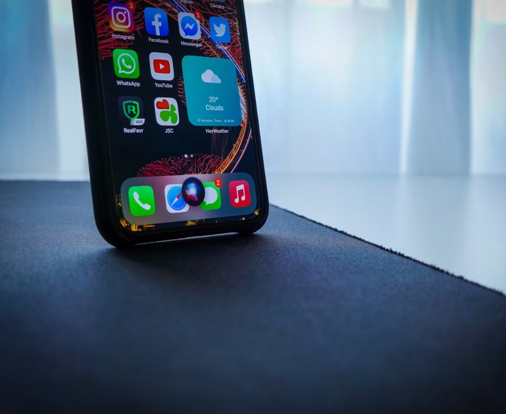 ČEZ bojuje s Gazpromem, Apple posouvá Siri a OpenAI oficiálně zamíří na burzu
