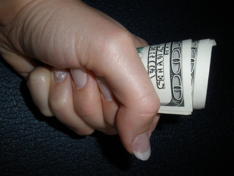 Dolar odpoledne ztrácí po nových datech a mírných sankcích