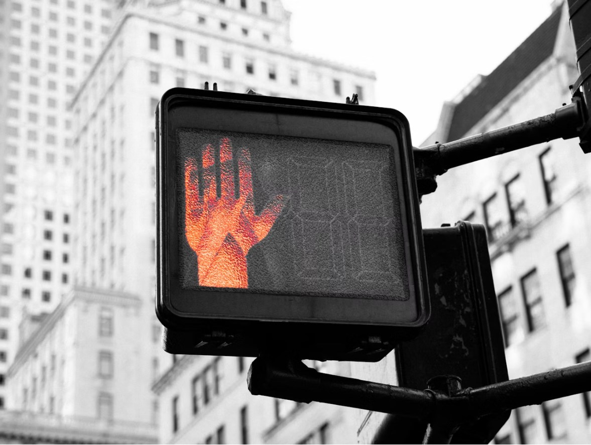 AI bublina, dluhy a geopolitika. Britská centrální banka varuje před tržní korekcí