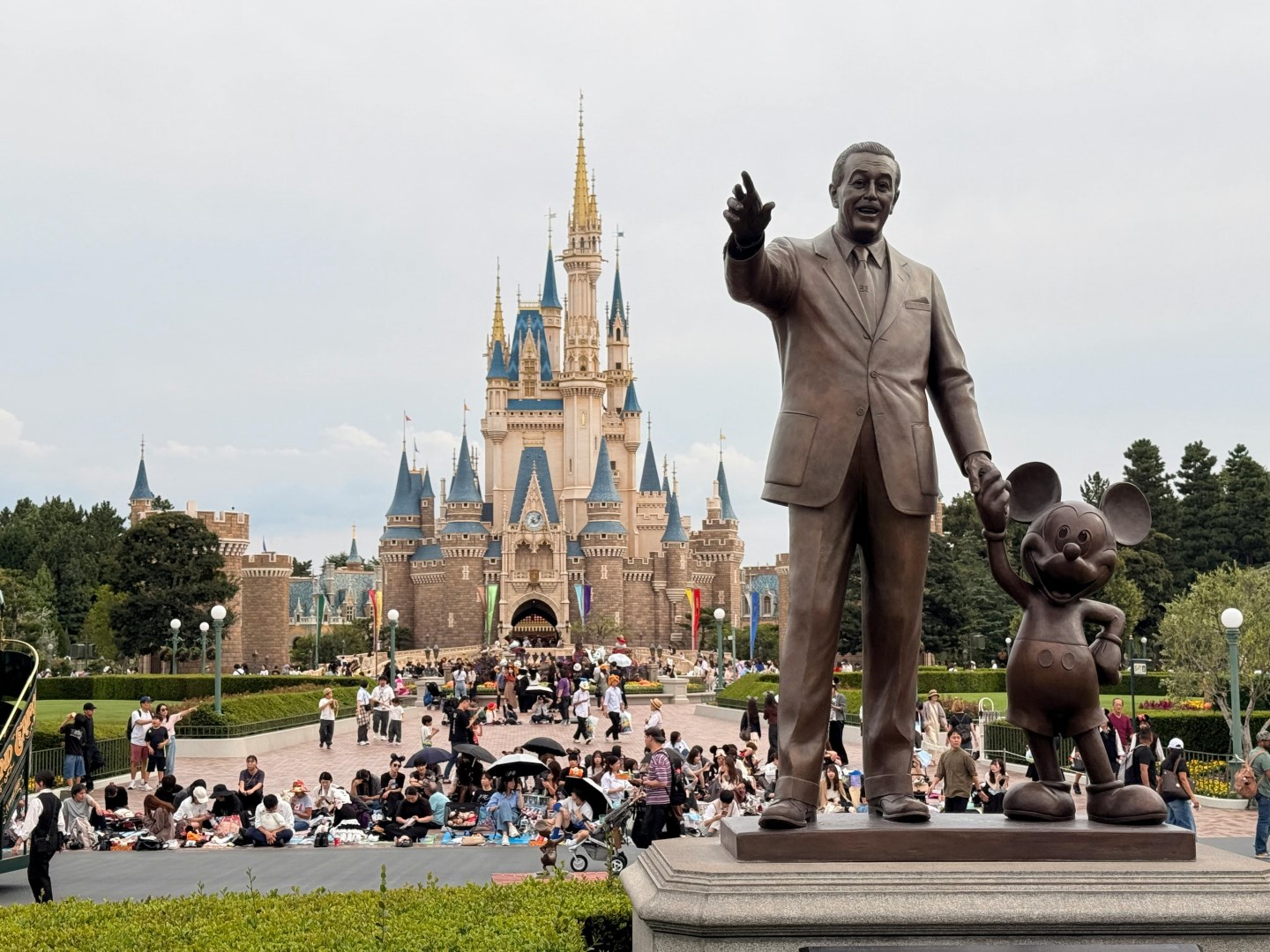 Akcie Walt Disney letí po výsledcích nahoru, návštěvnost parků ale klesla