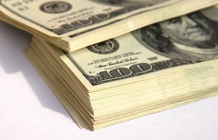 Výsledky i data pomáhají akciím, dolar se lehce zvedá. Večer nás čeká Fed