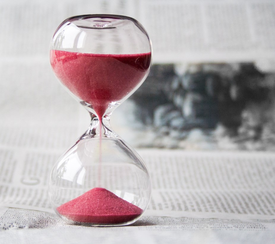 Monetární kontrakce, akcie a cestování v čase