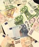 Nervozita na trzích stoupá - dolar obrací a posiluje k euru; koruna v pásmu 33,20 až 33,30 Kč/EUR