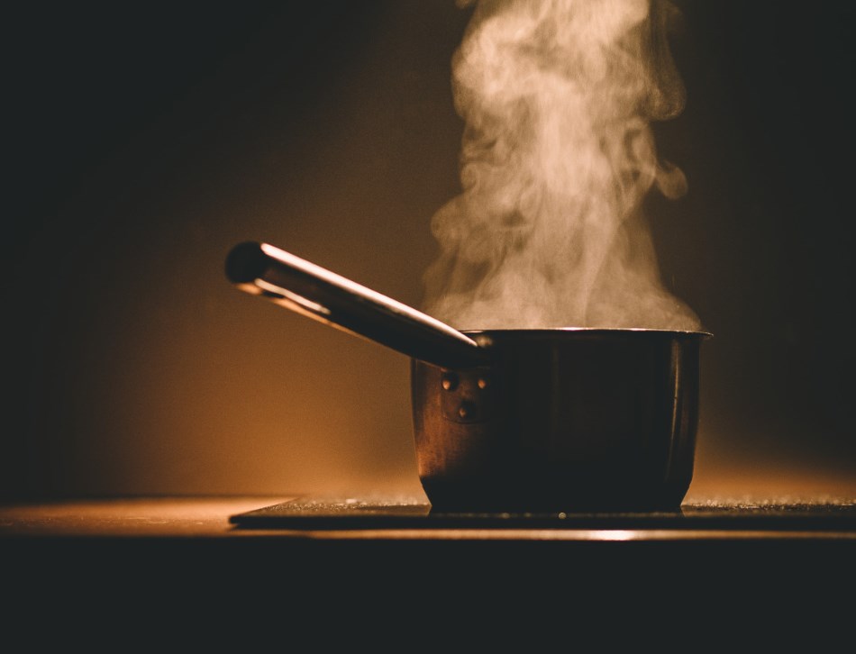 Vláda zastropovala energie maloodběratelům: Limit pro silovou elektřinu je 6 Kč za kWh a pro plyn 3 Kč