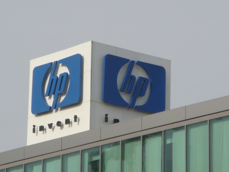 Počítačová jednička Hewlett-Packard ve čtvrtletí s rekordní ztrátou kvůli nižším prodejům a odpisům, výhled mírně horší