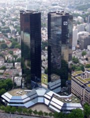 Čtvrtletní zisk Deutsche Bank prudce klesl, překonal však odhady