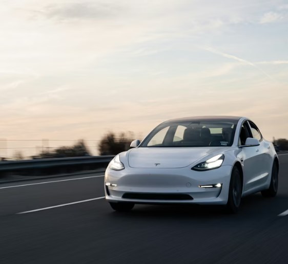 České dividendy v centru pozornosti, příměří uklidňuje trhy a Tesla zvyšuje investice do AI a robotiky