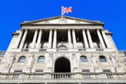 BoE nemění sazby, zhoršuje prognózu a varuje před Brexitem