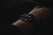Karneval na dluhopisovém trhu, Apple může opět prodávat své chytré hodinky a evropské futures jsou zelené