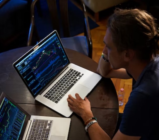 Akcie na Wall Street nakonec ustály další silný ekonomický report