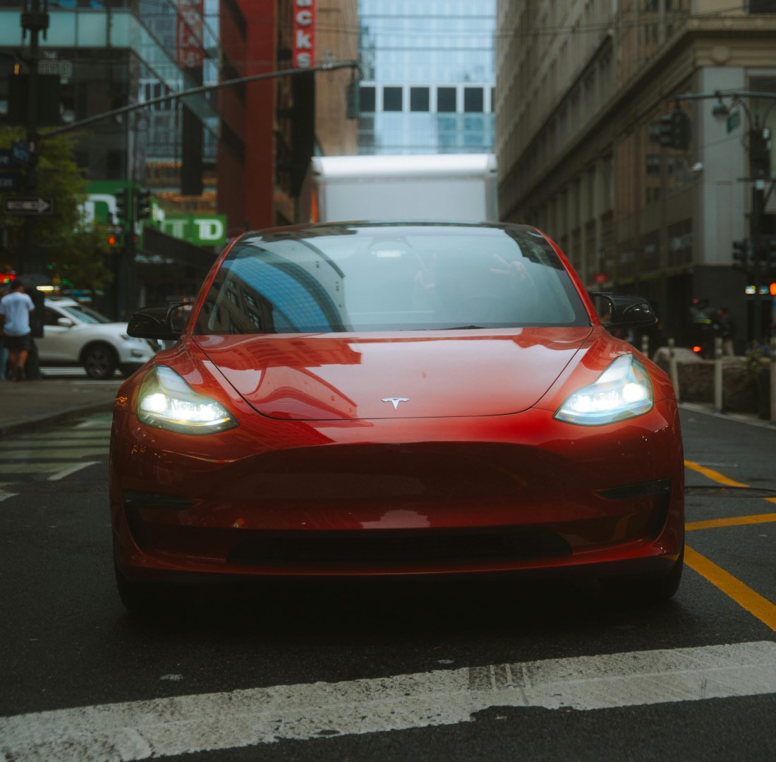 Tesla podruhé za sebou překonala odhady, akcie rostou