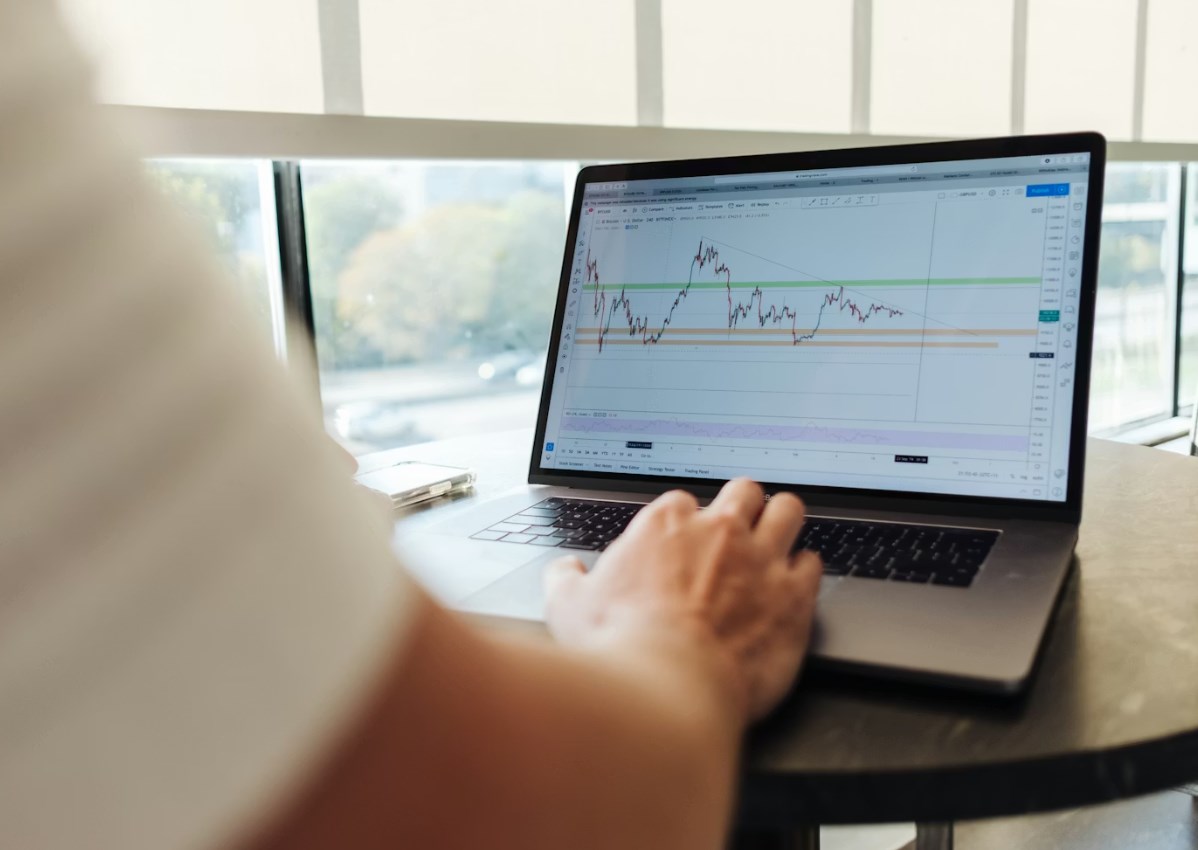 Retailoví investoři ženou trhy na rekordy. Goldman Sachs odhalila jejich největší favority