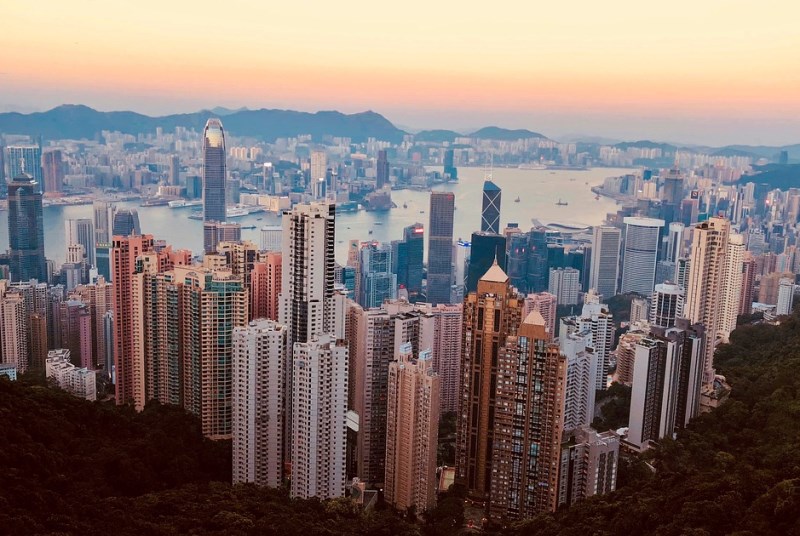 Hongkong a pochybnosti o dohodě. Týden začal v Asii negativně, Evropa navazuje