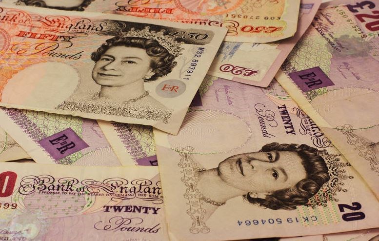 Vstřícný Trump i nervozita z Británie. Úvod týdne je na trzích opatrný