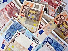 Euro přestalo stoupat, před americkým svátkem vyjde spousta nových dat