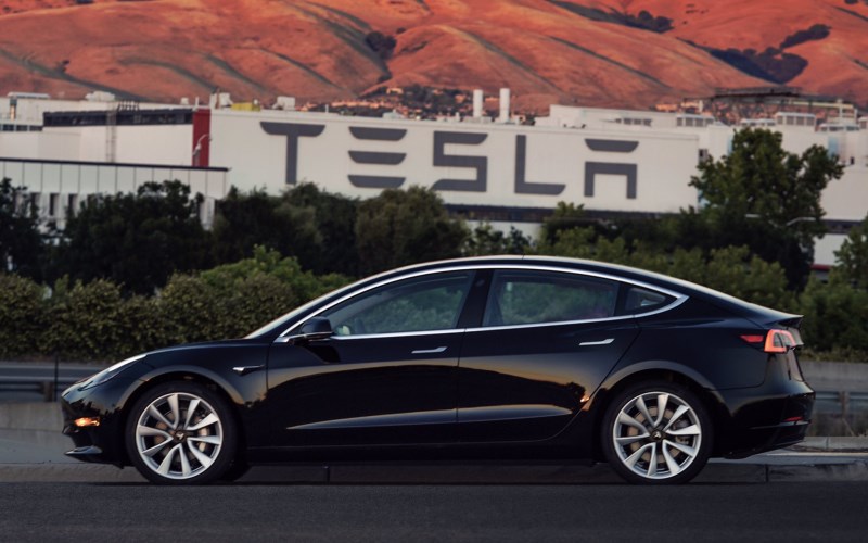 Tesla prodala ve čtvrtletí více elektroaut, Model 3 ale dál vázne