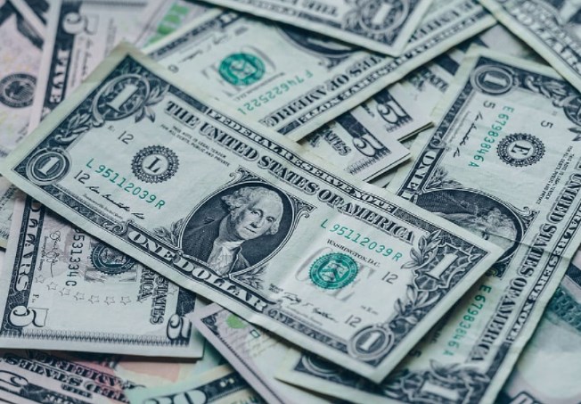 Eurodolar nad 1,1850, akciím data příliš nepomohla