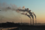 Cena emisních povolenek poprvé vystoupila nad 60 eur za tunu, za rok se zdvojnásobila