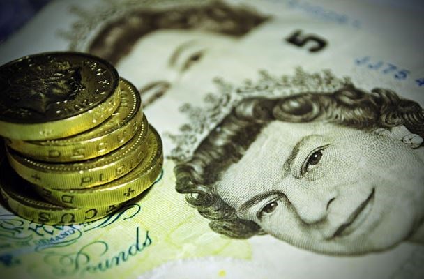 Libra odpoledne padá, korunu znejistěl propad registrací aut