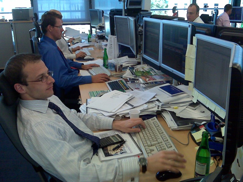 Pražská burza po ranních propadech prozatím udržuje status quo