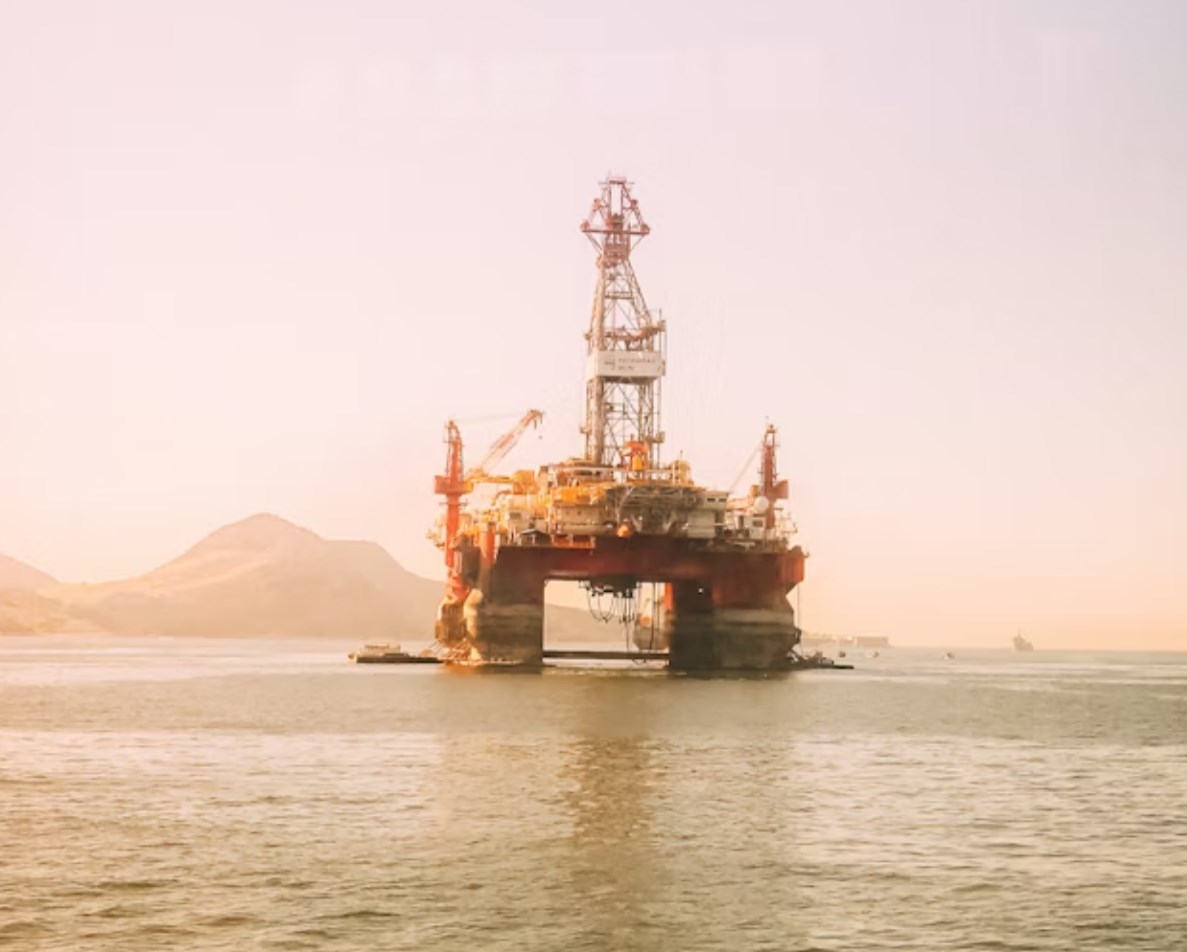 Hrozba eskalace posílá ropu nahoru a kazí úvod týdne akciovým investorům