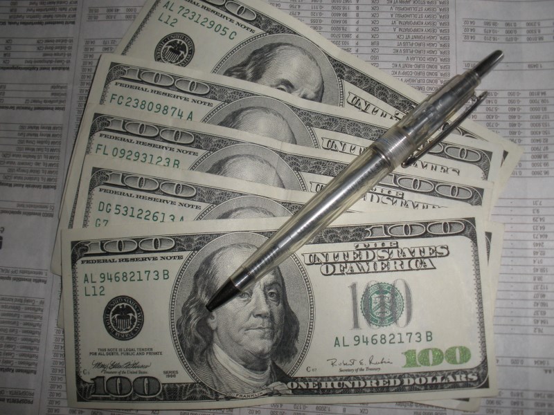 Koruna dále oslabuje, dolar by mohl testovat předešlá maxima