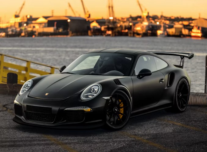 Porsche vydělává více, ale prodává méně. Luxusní automobilka mění strategii
