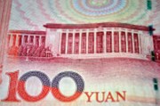 Čínský jüan v srpnu klesl vůči dolaru nejvíce za 25 let
