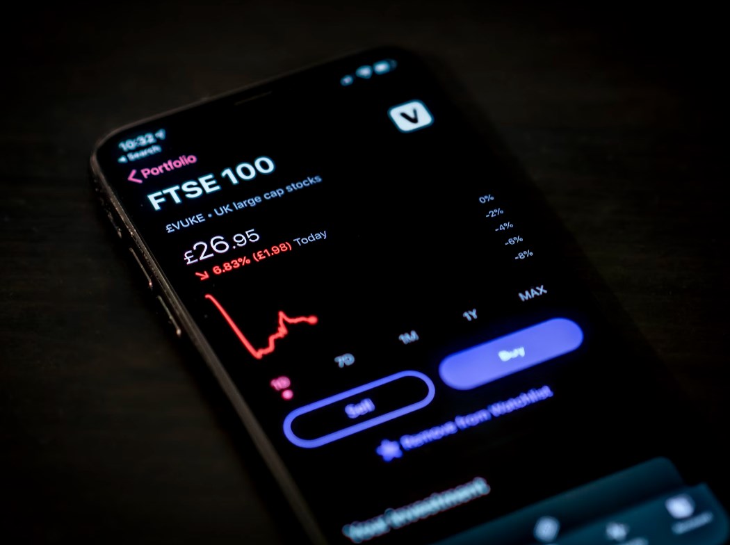 Po sobotním útoku rostou šance na Trumpovo vítězství, Čína dnes zahajuje třetí plénum a evropské futures jsou v červeném