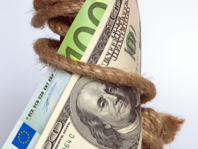 Známky silného oživení a nižší výnosy akciím vyhovují