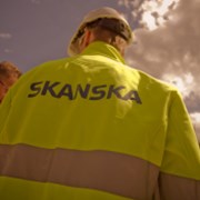 Akcie Skanska (-6 %) propadají po varování před slabým ziskem i podmínkami na českém trhu