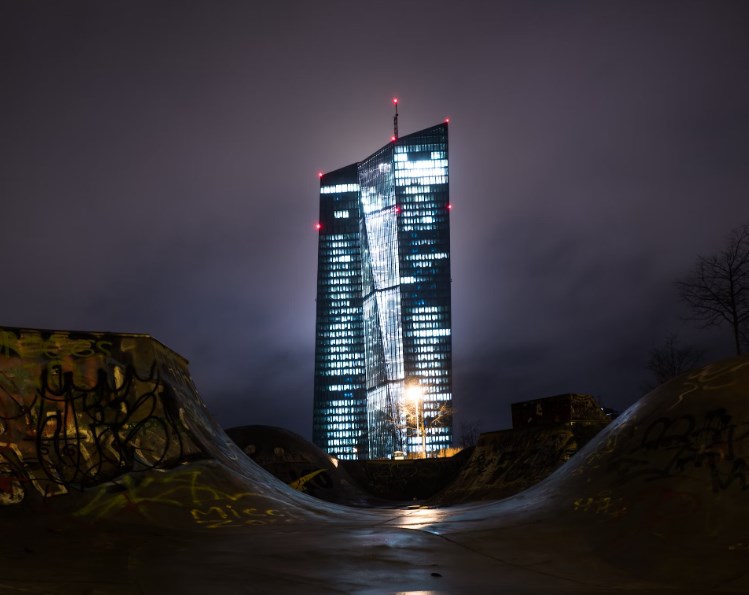 Rozbřesk: ECB dnes představí novou prognózu, sazby ale nezmění