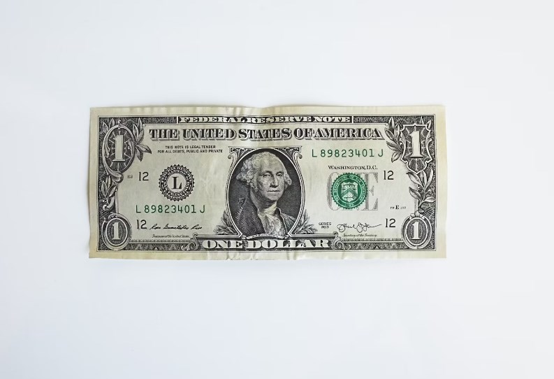 Powell ubezpečil trhy o kontinuitě měnové politiky Fedu, čínské akcie zamířily dolů a evropské futures jsou zelené