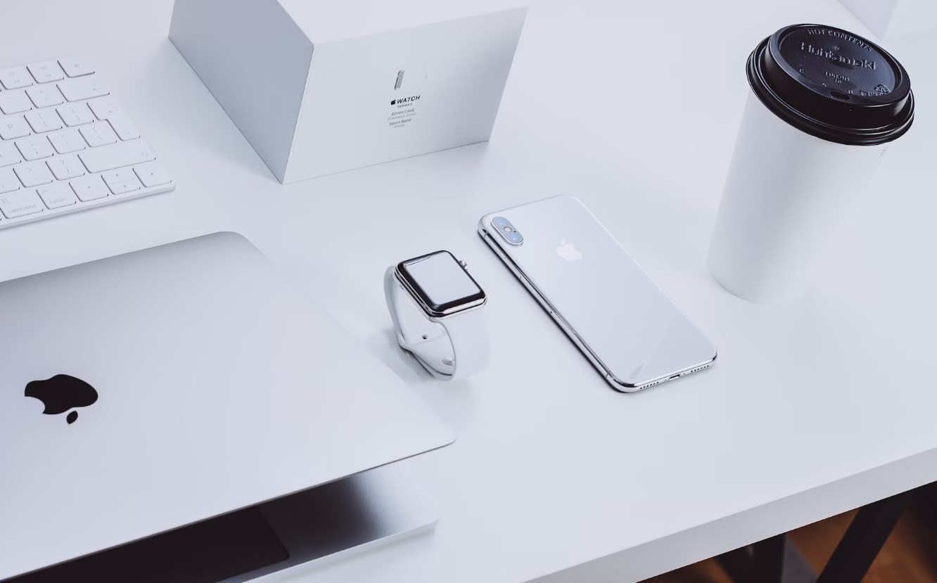 ČNB se vrátí ke škrtům o čtvrt bodu, Apple přišel s novou AI strategií a futures jsou zelené