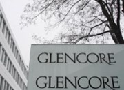 Spojení Glencore Xstrata s nižším ziskem, oznámilo odpis 8 mld. dolarů. BHP Billiton zklamala. Obě akcie -3,5 %