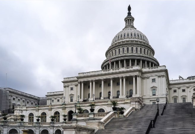 Dohoda v Senátu pomáhá akciím, koruna vyčkává na vyšší sazby