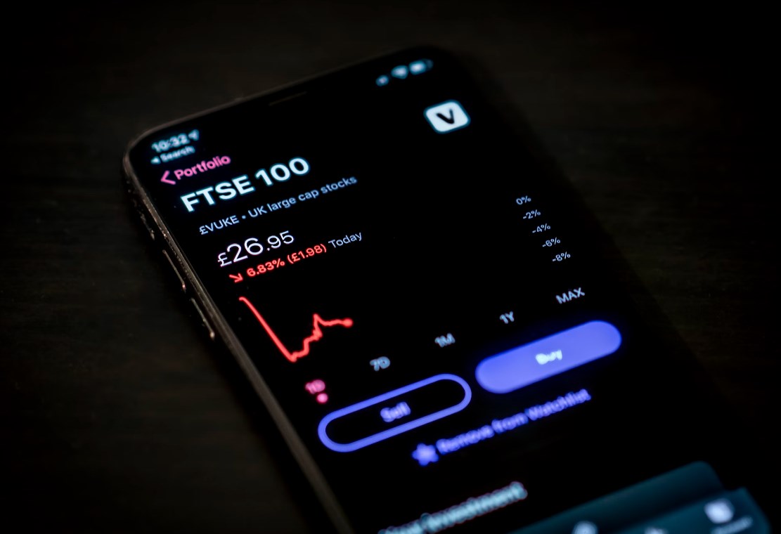 Data z trhu práce posílila šance na záříjové snižování sazeb, Evropa čeká na nedělní volby ve Francii