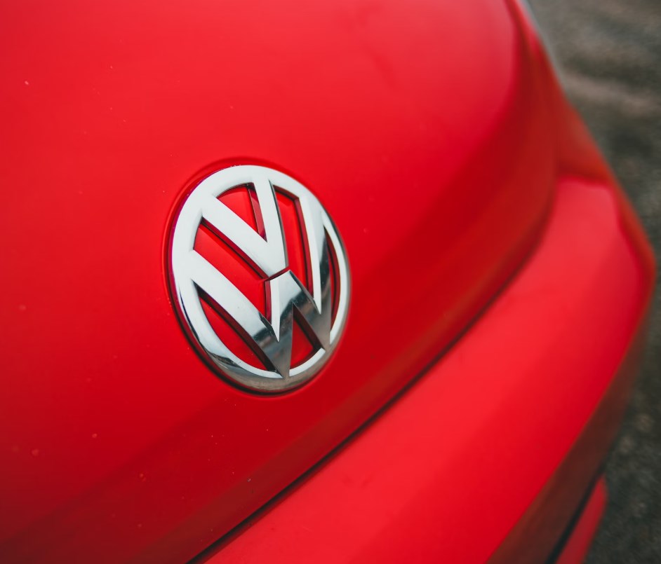 ECB připravuje další snížení sazeb, zaměstnanci VW stávkují proti propouštění a Trump v Paříži podpořil příměří na Ukrajině a zvažuje vystoupení USA z NATO