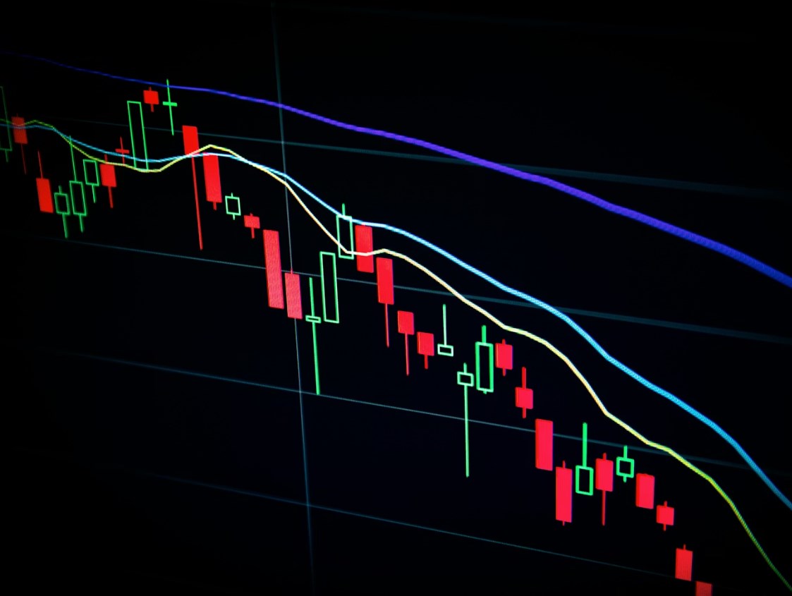 Napětí v Hormuzském průlivu, další růst cen ropy i plynu a futures v červeném