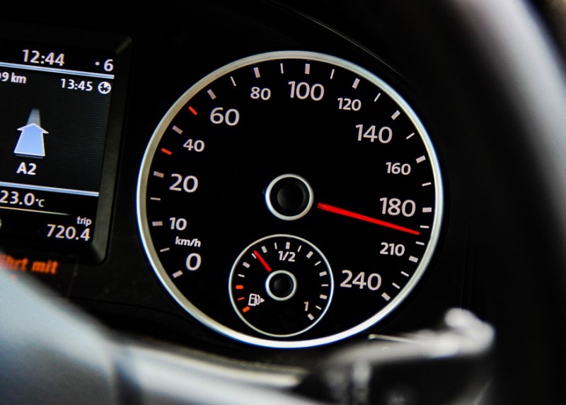 Akcie závěrem týdne brzdí, investoři však do bezpečí neprchají